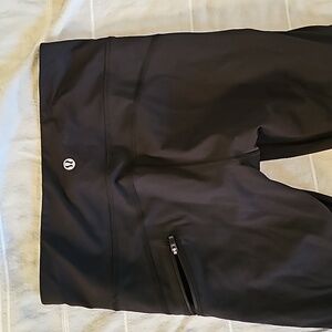 STUNNING LULULEMON SCALLOPED CROP LEGGINGS